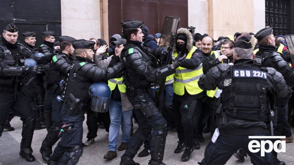 У Парижі сталися сутички між протестувальниками і поліцією