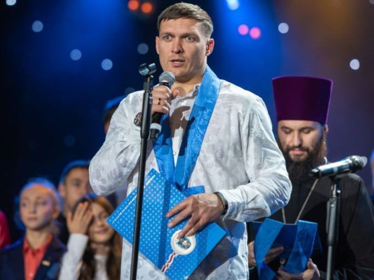 Усик: Друзі, давайте один одного любити, прощати і поважати