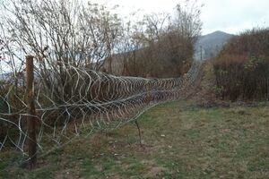 На Закарпатті вздовж кордону встановили колючий дріт для боротьби з контрабандою. Фоторепортаж