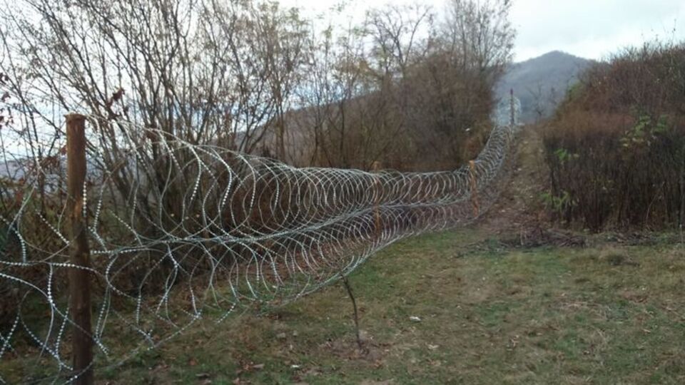 В Закарпатье вдоль границы установили колючую проволоку для борьбы с контрабандой. Фоторепортаж