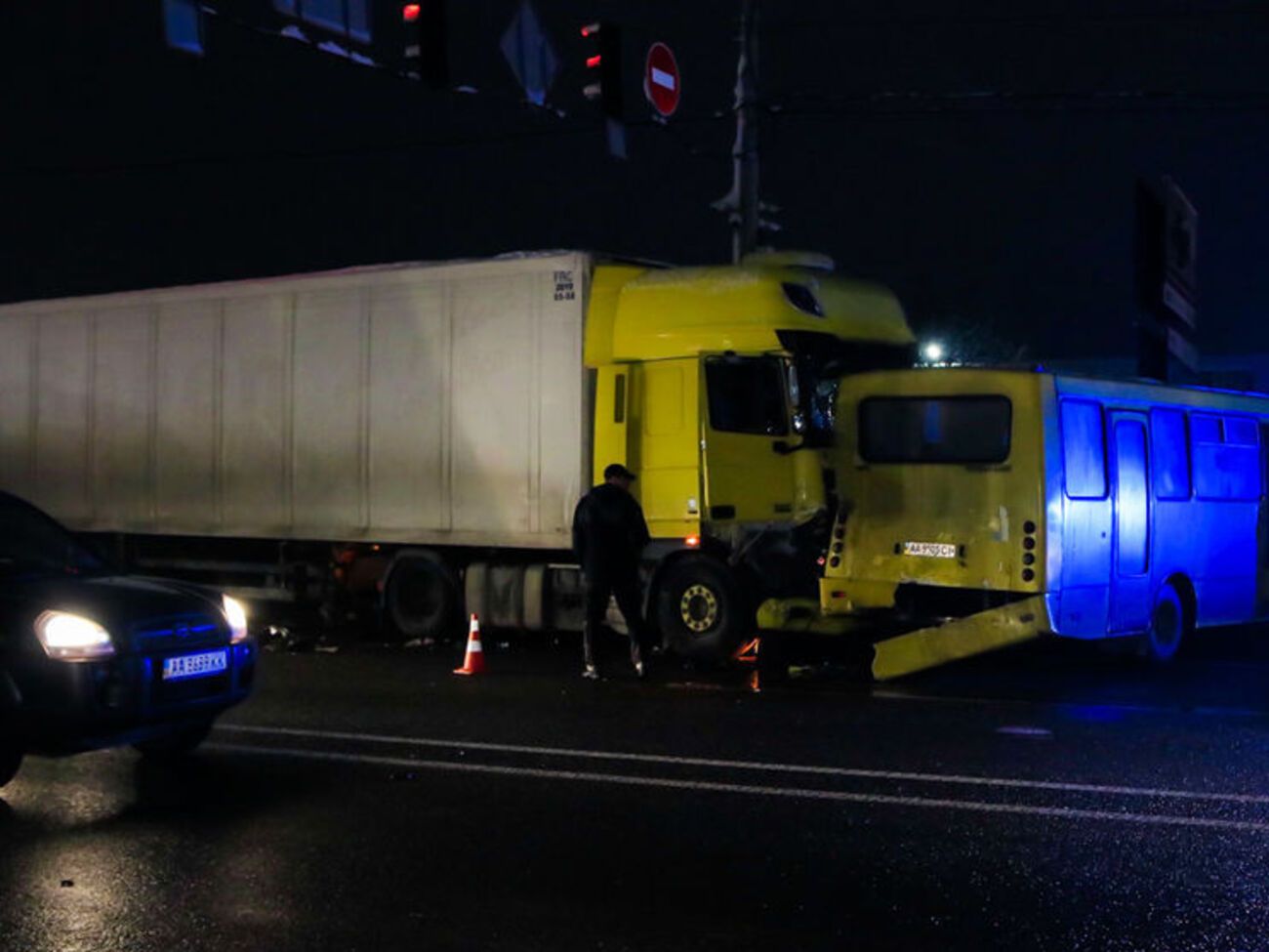 Фура зачепила Opel, врізалася у відбійник і почала зносити машини на своєму шляху