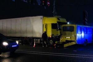 Фура зачепила Opel, врізалася у відбійник і почала зносити машини на своєму шляху