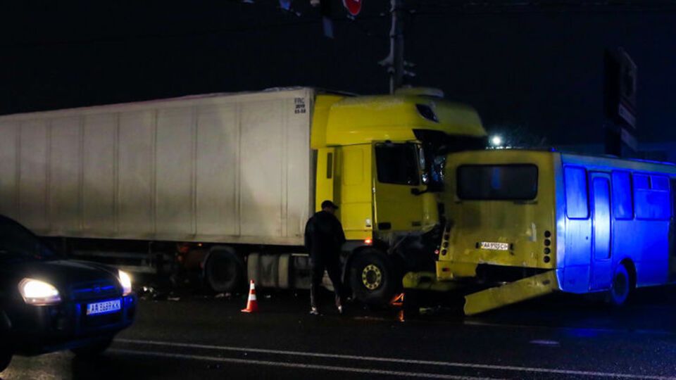 Фура зачепила Opel, врізалася у відбійник і почала зносити машини на своєму шляху