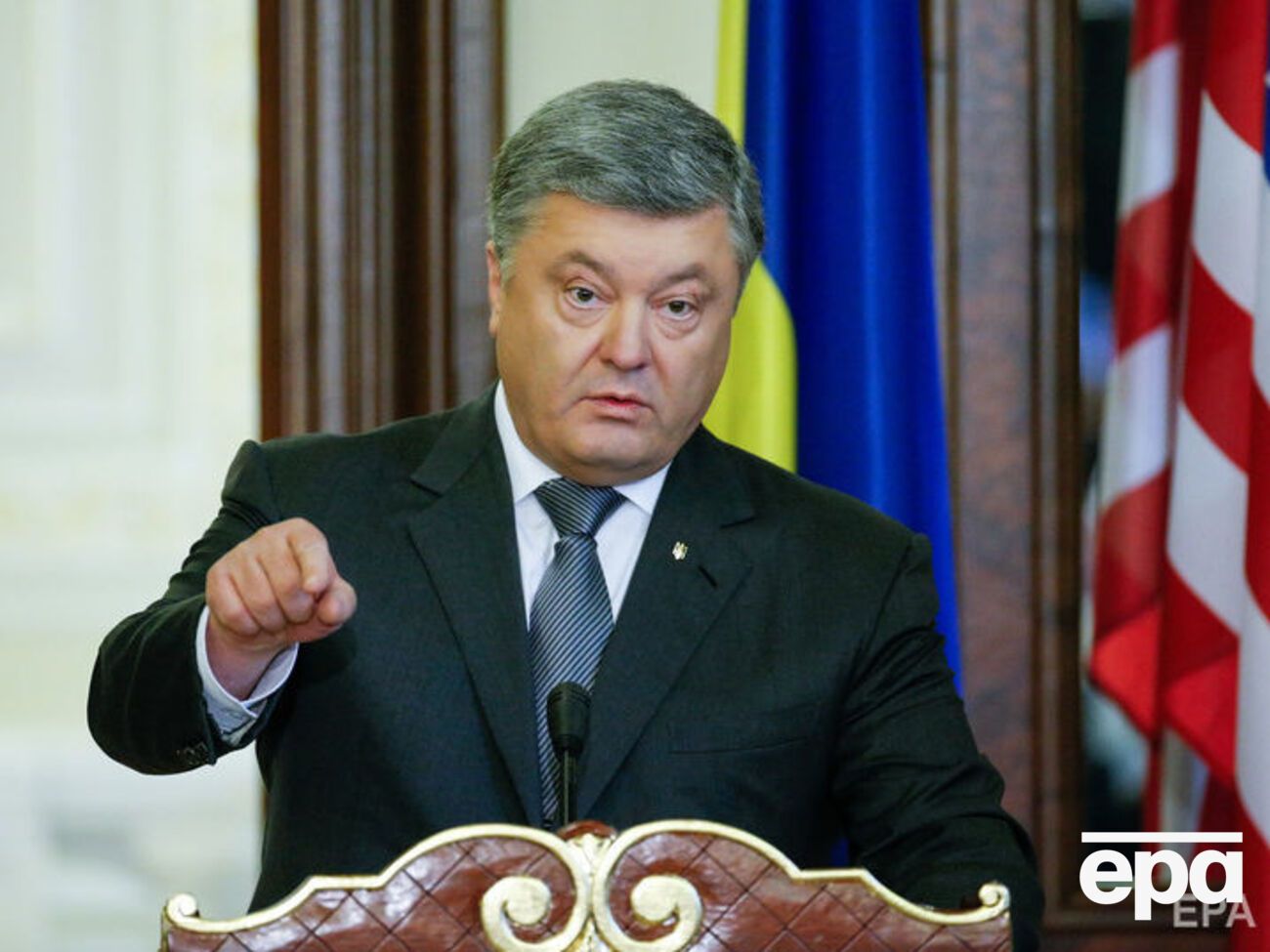 Порошенко:&nbsp;У нас есть большое количество госслужащих, в том числе в правоохранительных органах, у которых есть родственники в Крыму