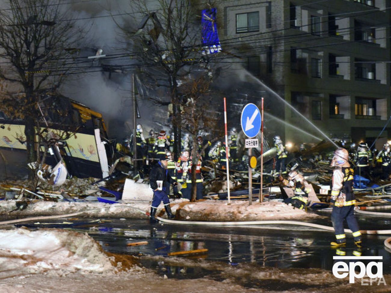 Співробітники поліції не дозволили людям наблизитися до пошкодженого будинку, побоюючись нових вибухів