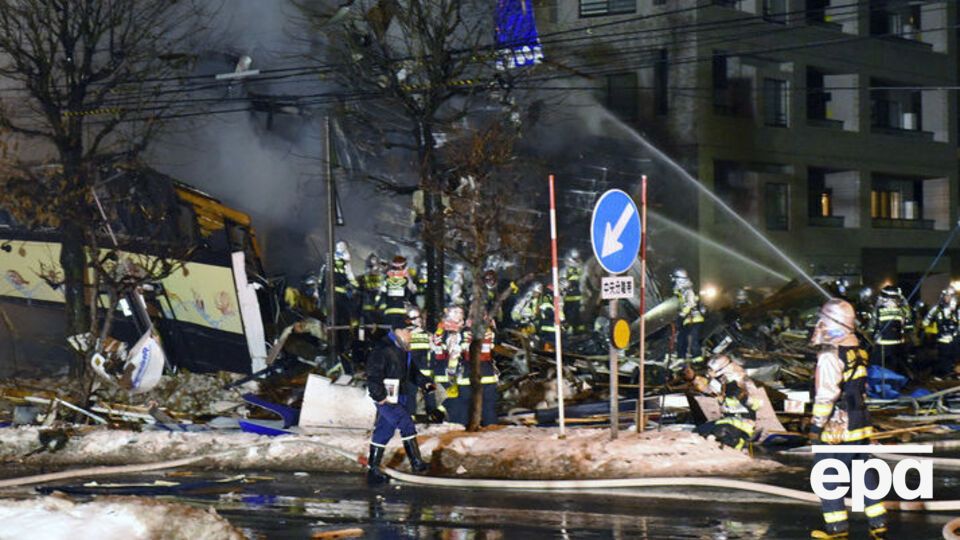 Співробітники поліції не дозволили людям наблизитися до пошкодженого будинку, побоюючись нових вибухів