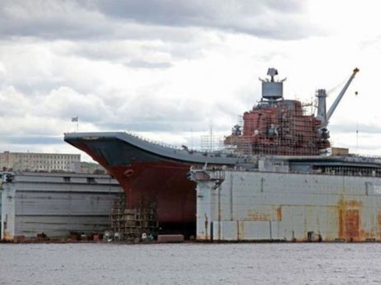 Моряки організували на борту авіаносця майстерню, у якій вилучали дорогоцінні метали з радіодеталей