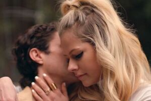 Лавін показала романтичну драму в новому кліпі