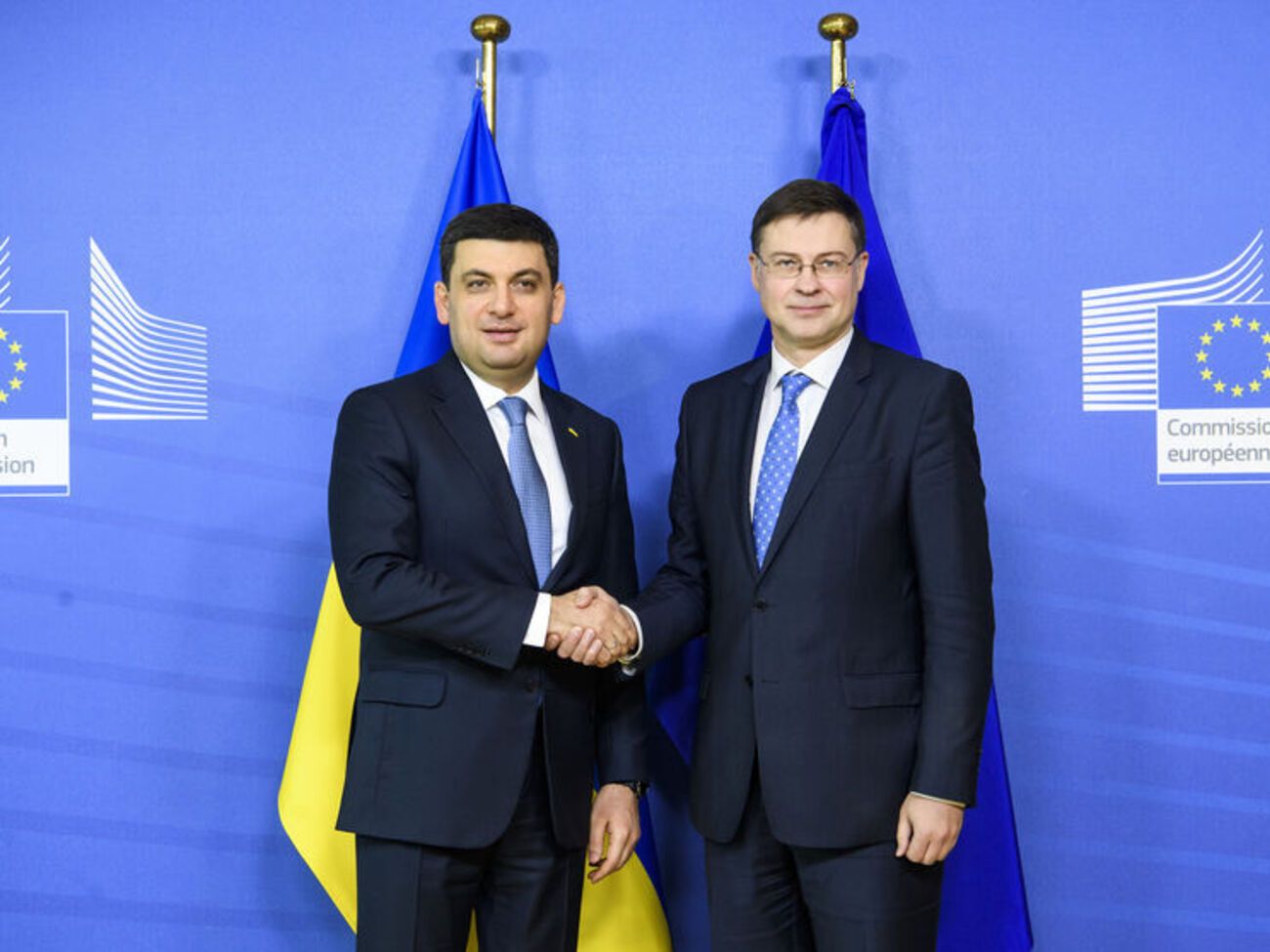 Домбровскіс (праворуч) на зустрічі з Гройсманом зазначив, що стабілізація макрофінансової ситуації в Україні стала стимулом під час ухвалення рішення про виділення коштів