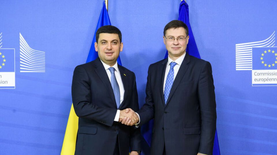 Домбровскіс (праворуч) на зустрічі з Гройсманом зазначив, що стабілізація макрофінансової ситуації в Україні стала стимулом під час ухвалення рішення про виділення коштів