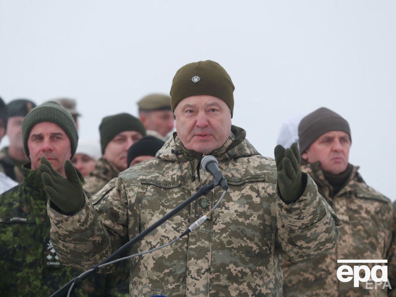 Порошенко:&nbsp;&nbsp;А если скажут, что нет, мы не хотим идти строить защитные сооружения, мы не хотим мобилизации и тех или других шагов по обороне государства, то что президенту делать?
