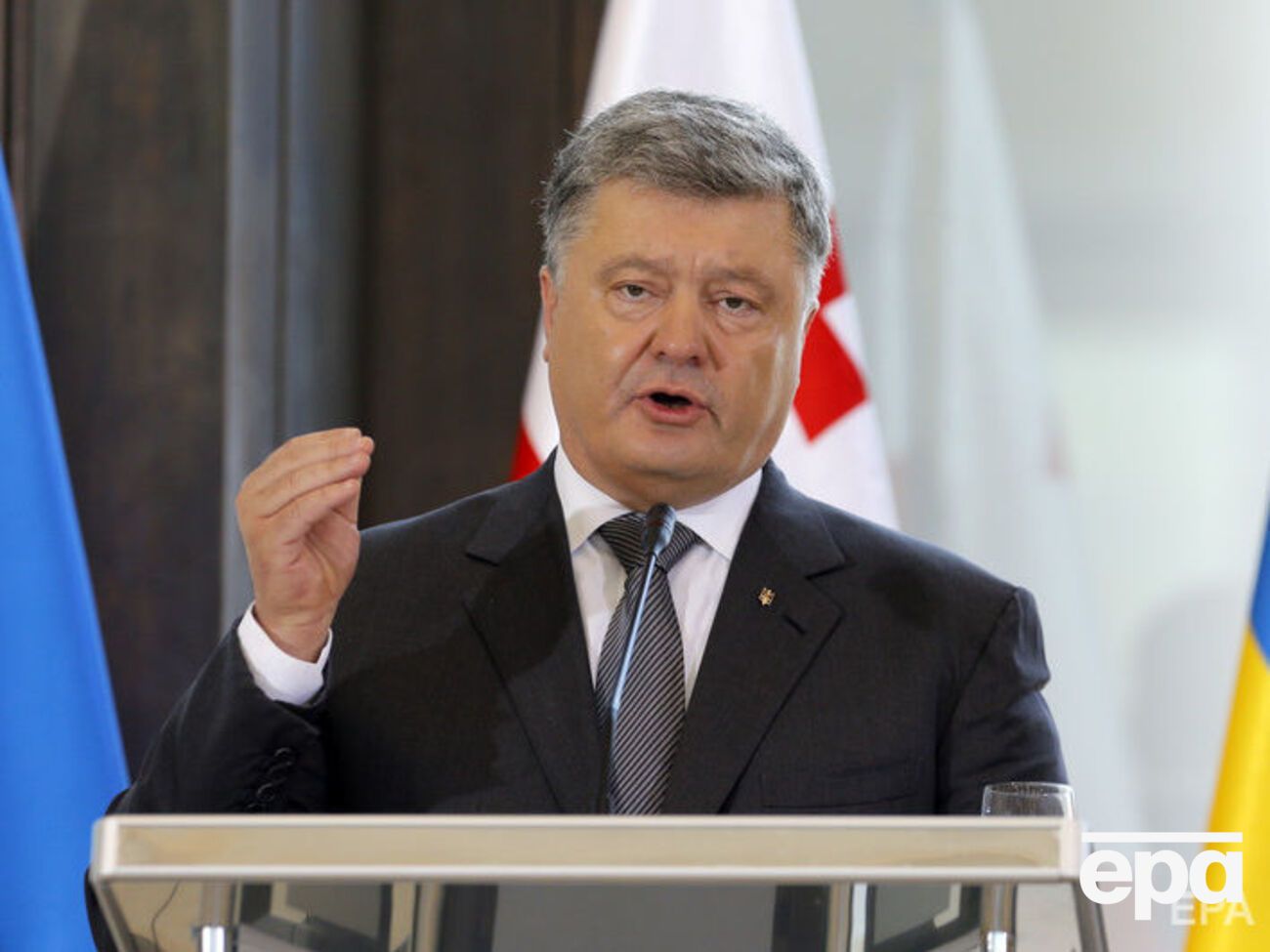 Порошенко: У селі в бабусі був суржик, а вчився я російською