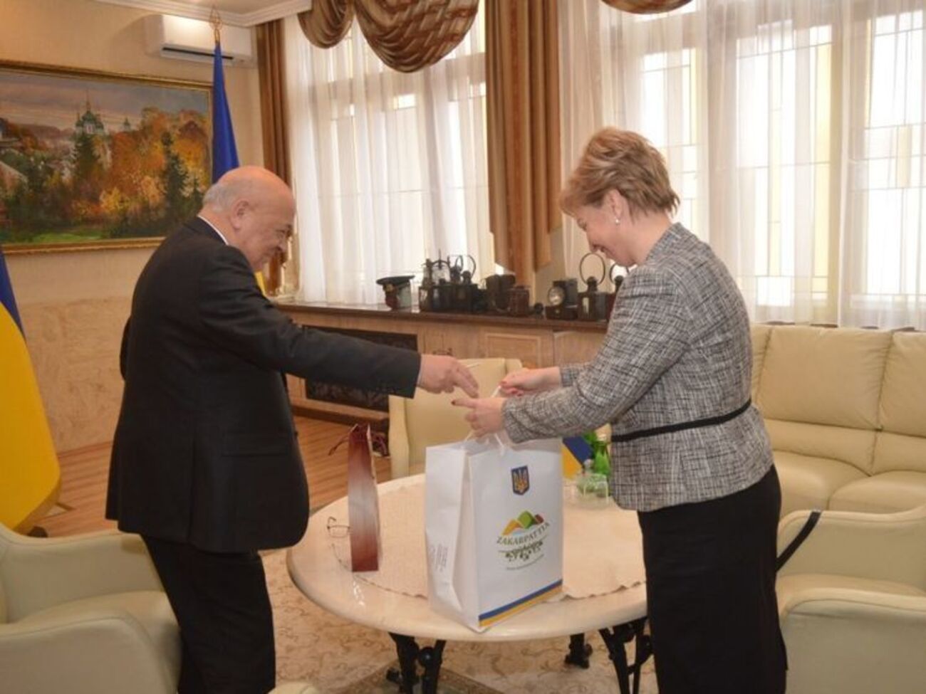 Глава Закарпатской ОГА Геннадий Москаль провел встречу с&nbsp;послом Украины в Венгрии Любовью Непоп