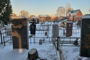 Спиляну на могилі архітектора ялинку встановлювати не стали