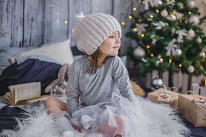 19 декабря утром дети ищут подарки под подушками