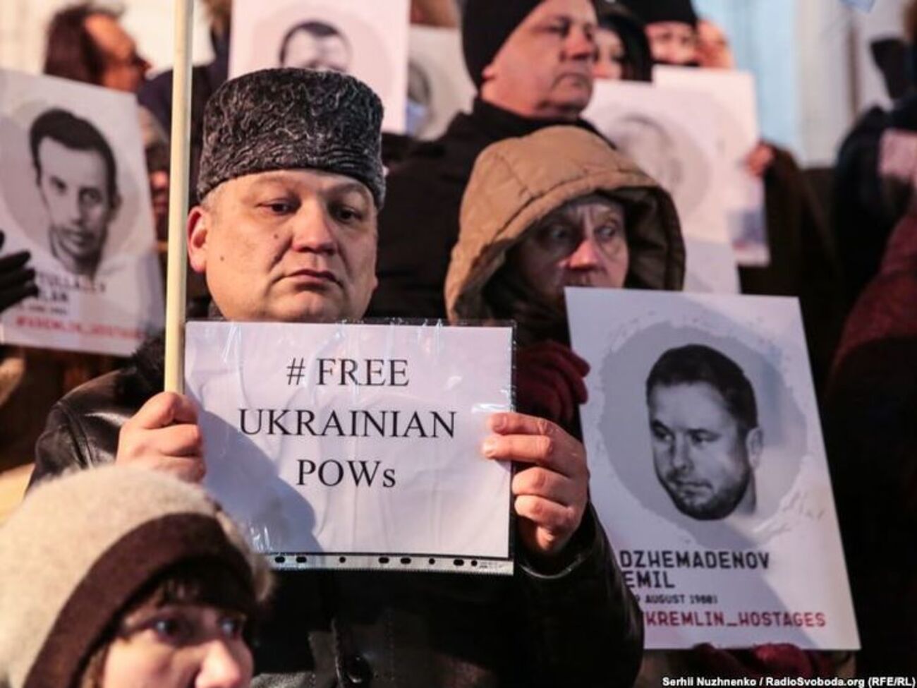 "Помни о тех, кто в плену". В Киеве прошла акция в поддержку захваченных РФ украинских моряков и политзаключенных. Фоторепортаж