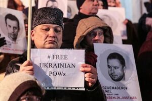 "Помни о тех, кто в плену". В Киеве прошла акция в поддержку захваченных РФ украинских моряков и политзаключенных. Фоторепортаж