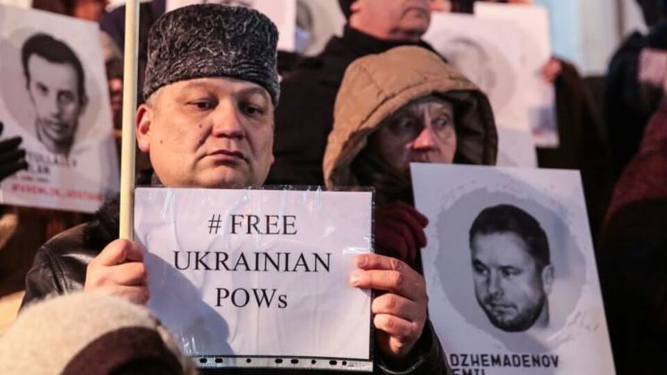 "Помни о тех, кто в плену". В Киеве прошла акция в поддержку захваченных РФ украинских моряков и политзаключенных. Фоторепортаж