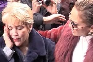 Лопес поспешила увести маму от толпы
