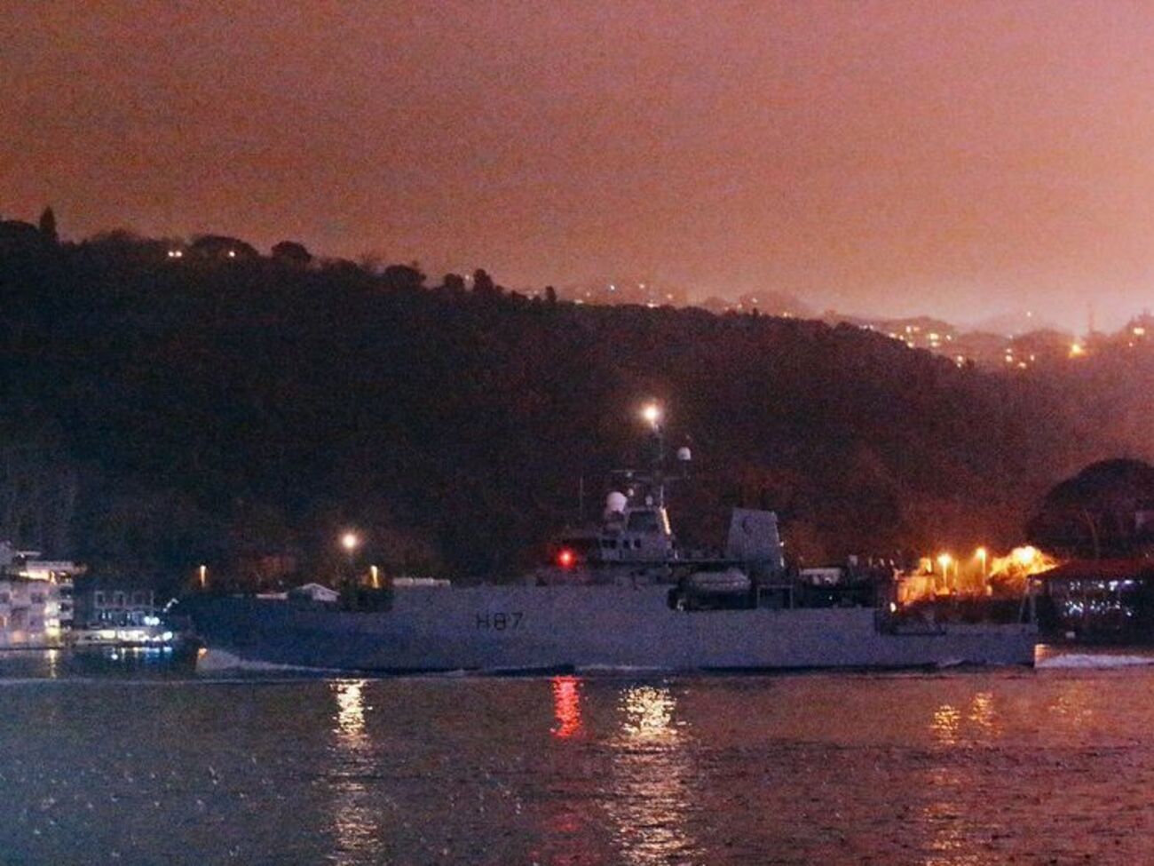 HMS Echo в протоці Босфор