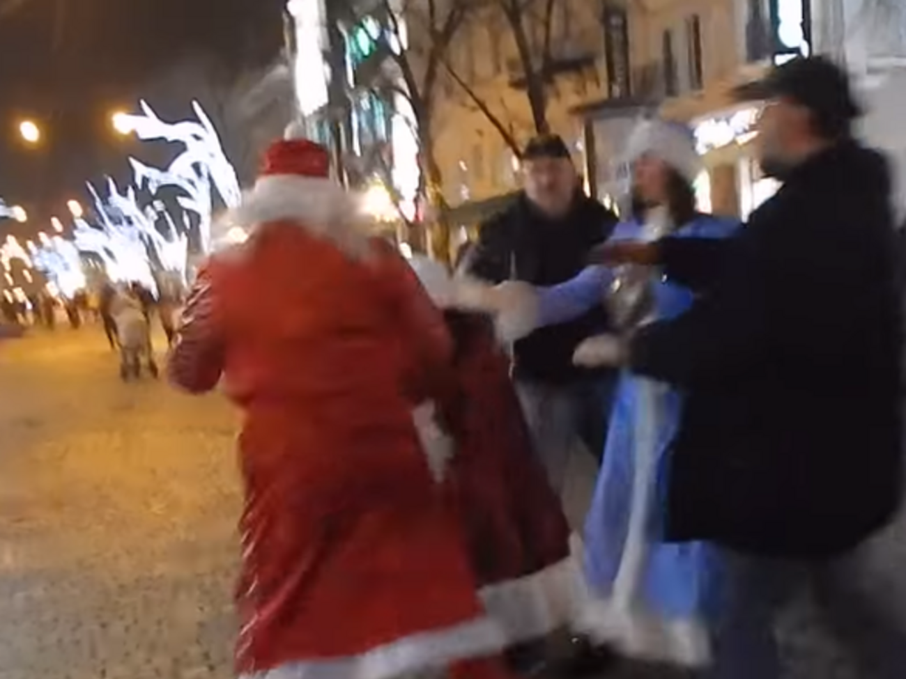 Деды Морозы не поделили клиентов