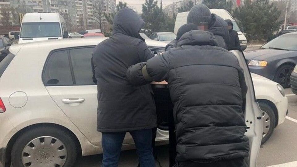 Правоохоронці затримали чиновника під час отримання частини хабара в розмірі майже 150 тис. грн