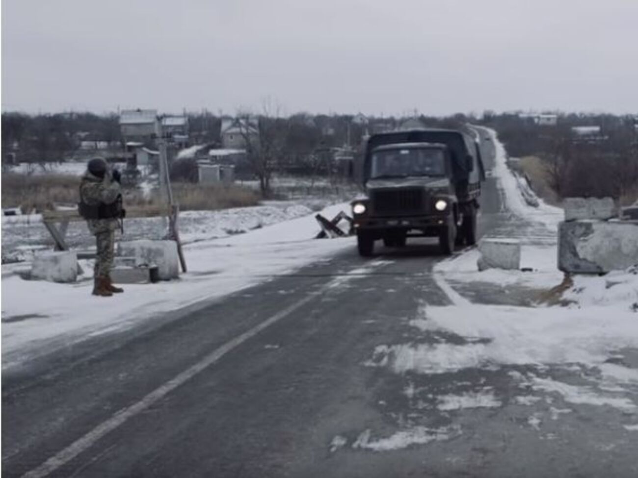 Кадр із фільму "Віддалений гавкіт собак"