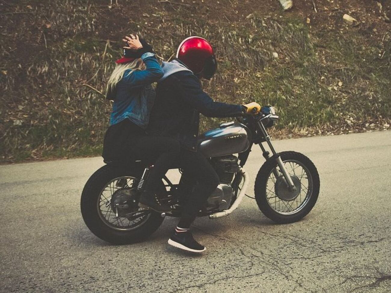 Штраф за їзду на мотоциклі без шолома в Україні становить 51 гривню