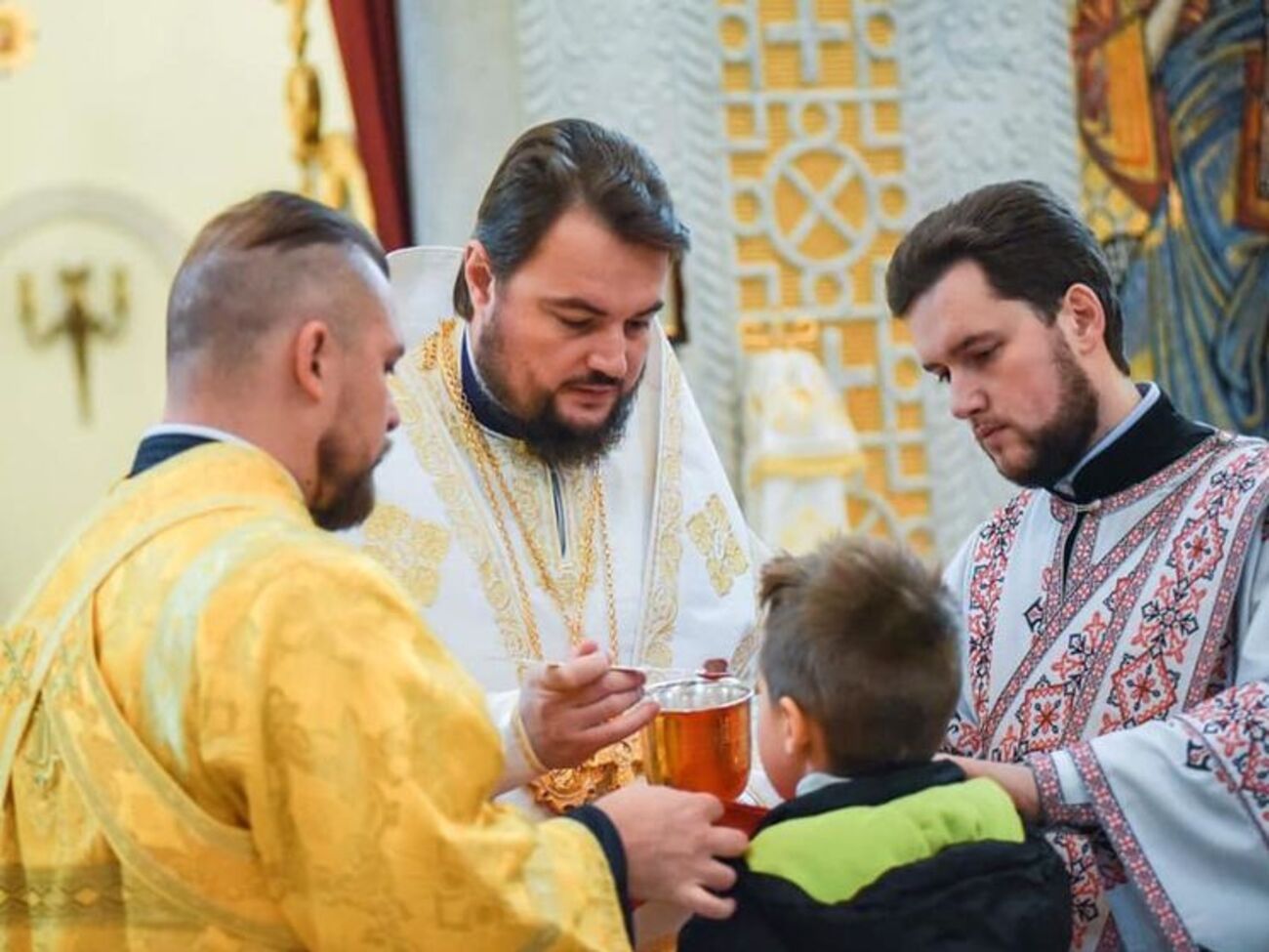 Митрополит Александр (посередине): Наши двери открыты