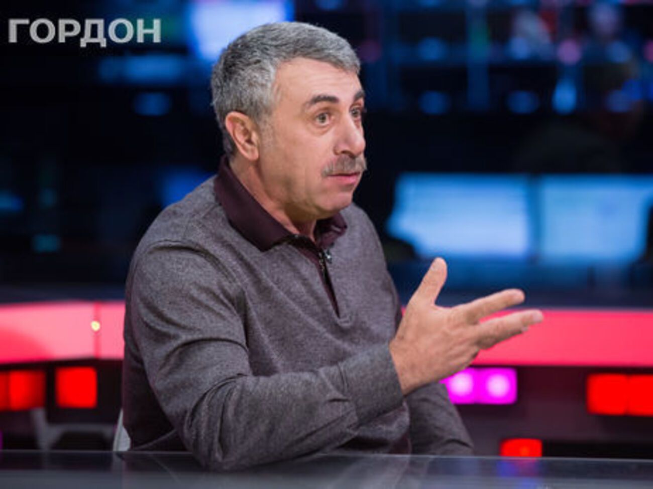 "Квартал" в Харькове. Не выдержал и спросил: "Вова, ну шо, ты – да или нет?" Вова засопел, оглянулся, подкатил глаза и дал ответ