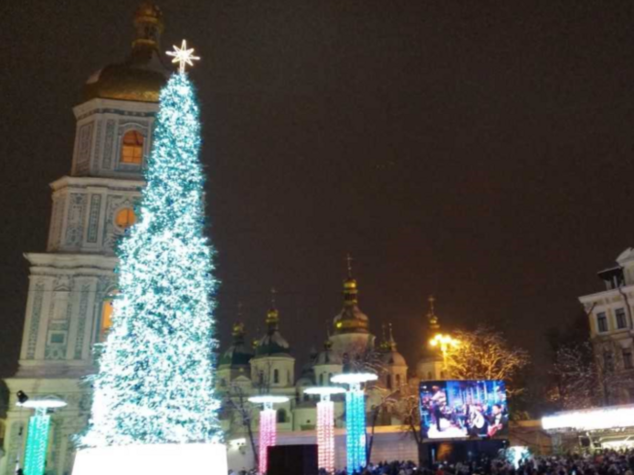 Елку украсили трехкилометровой гирляндой