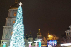 Елку украсили трехкилометровой гирляндой