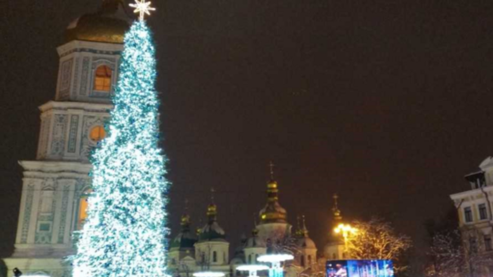 Ялинку прикрасили трикілометровою гірляндою