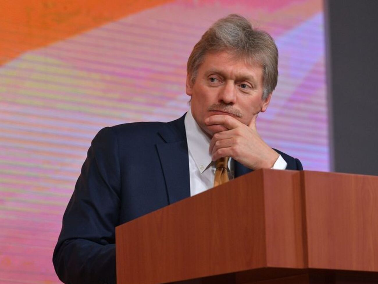 Песков: Телефоны закрытой правительственной связи все смартфоны переживут