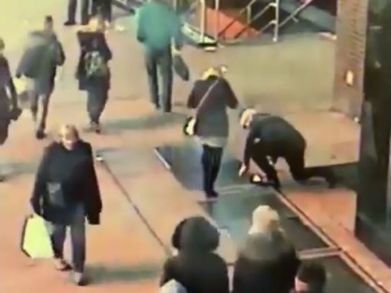 Полиция нашла кольцо, которое уронил мужчина