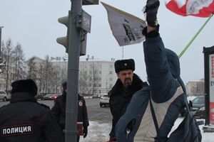 Суд оштрафовал активиста за то, что его плакат не связан с темой акции