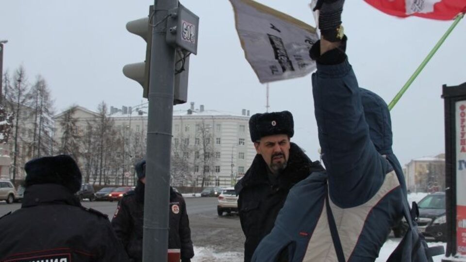 Суд оштрафував активіста за те, що його плакат не пов'язаний із темою акції