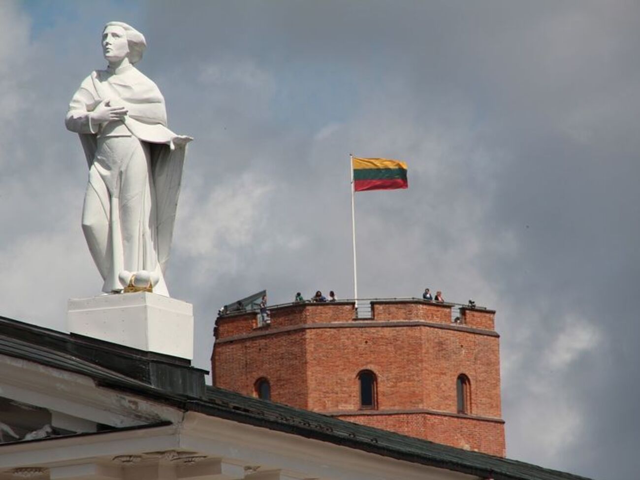 Действующим в Литве лицам и компаниям будет запрещено торговать с фигурантами "черного списка"