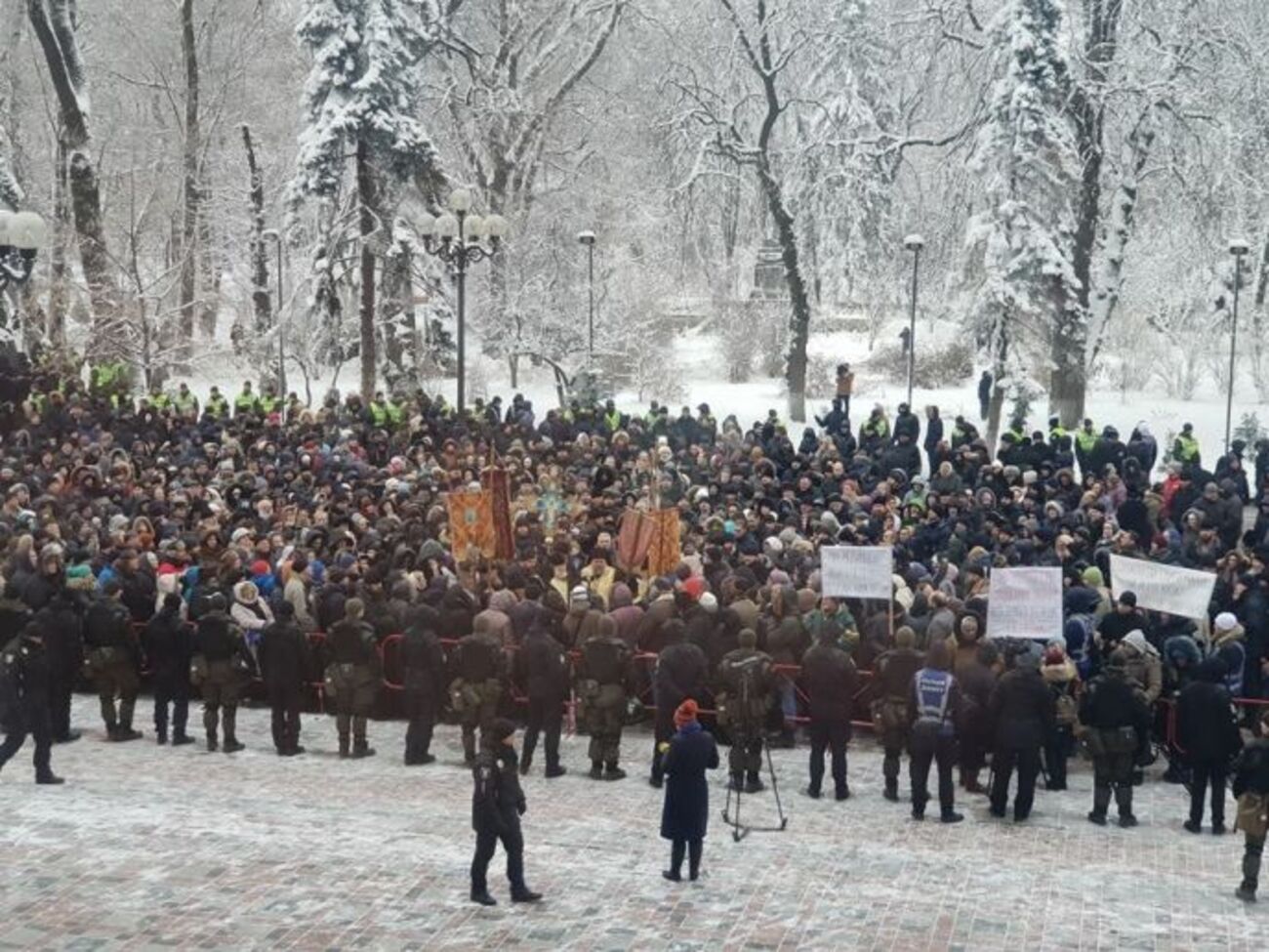 Под Радой митингуют около тысячи человек