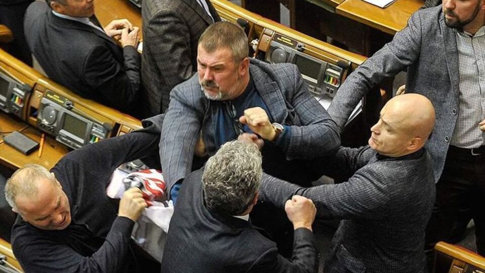 Драка состоялась сразу после голосования за закон о переименовании Украинской православной церкви Московского патриархата