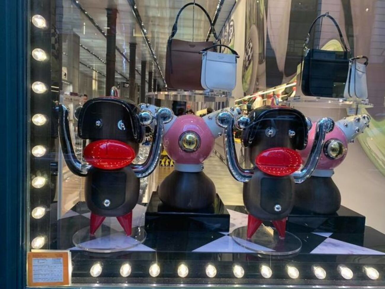 Дім Prada відмовився від продажу фігурок темних чоловічків