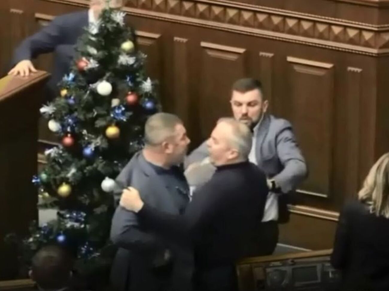 Депутаты обменялись ударами в лицо