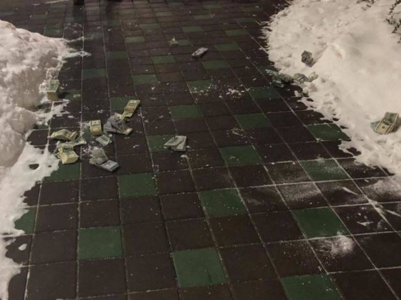 Генпрокурор сказав, що підозрювані намагалися викинути гроші у вікно