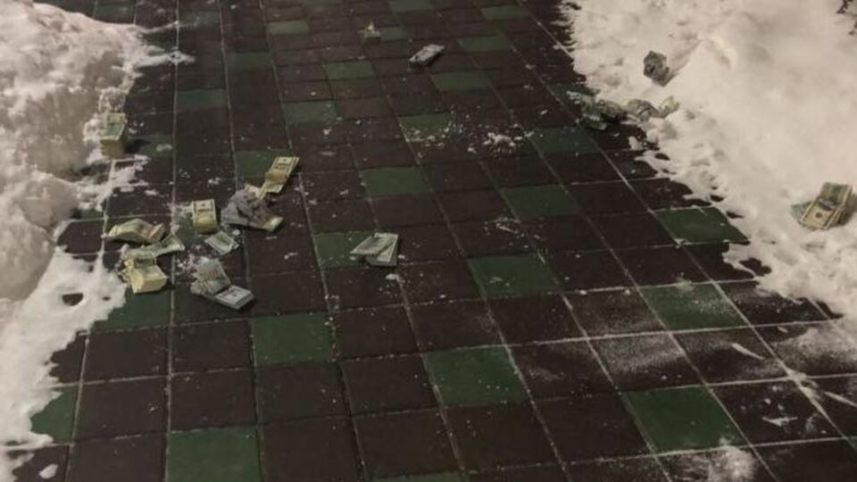 Генпрокурор сказав, що підозрювані намагалися викинути гроші у вікно