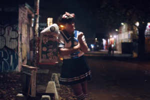 Линдеманн переоделся в девочку