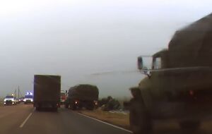 Просування військової колони зупиняли через аварію однієї з вантажівок