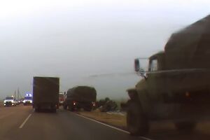 Продвижение военной колонны приостанавливалось из-за поломки одного из грузовиков