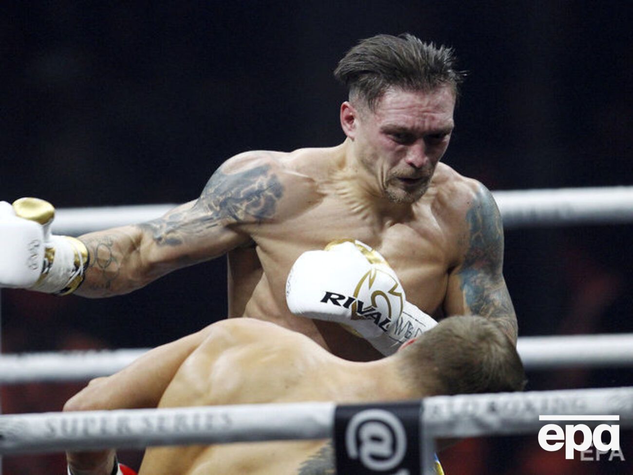 У 2018 році Усик провів три бої і став абсолютним чемпіоном світу в першій важкій вазі
