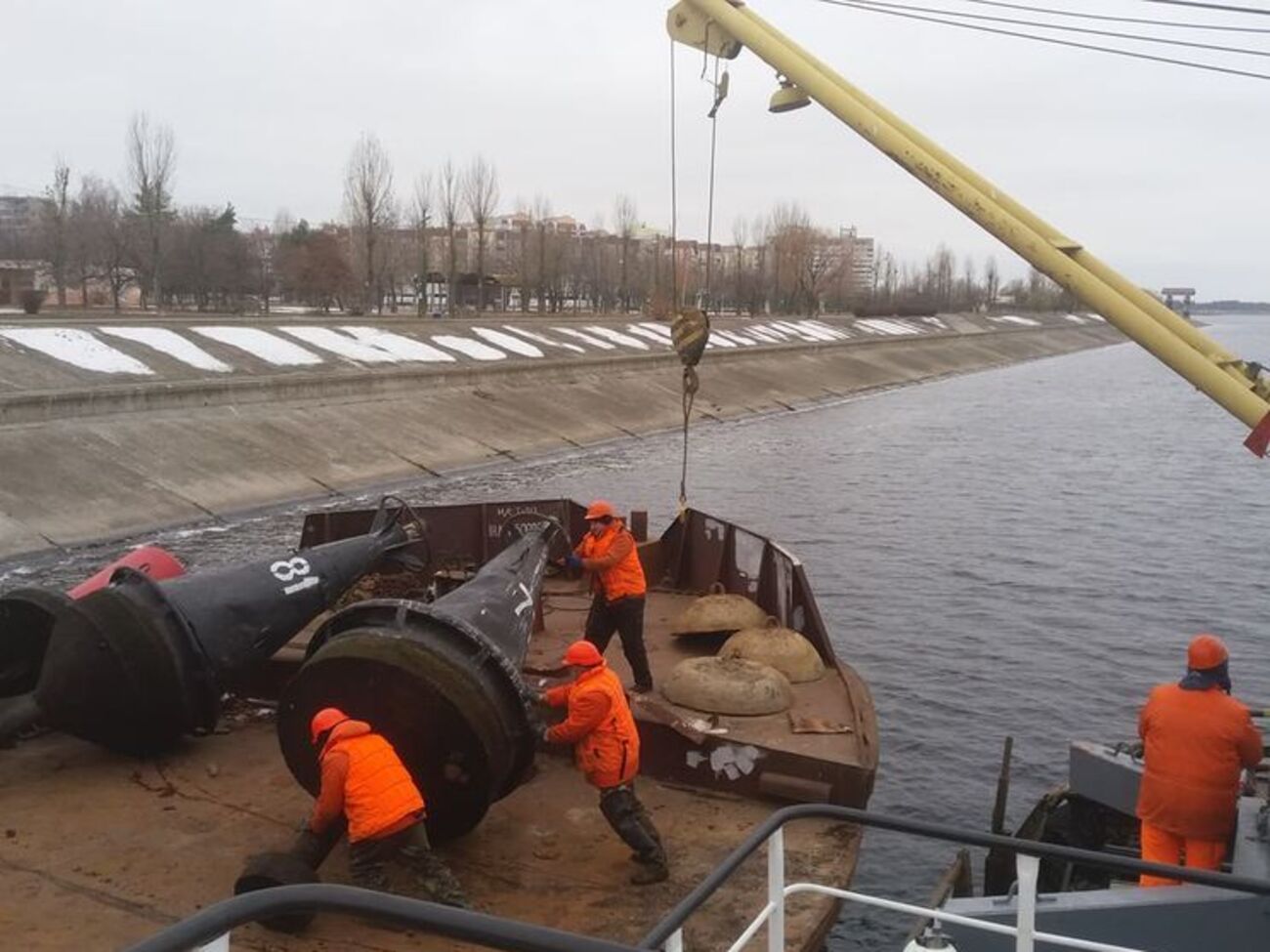 На Днепре закрыли навигацию, специалисты сняли более тысячи буев. Фоторепортаж