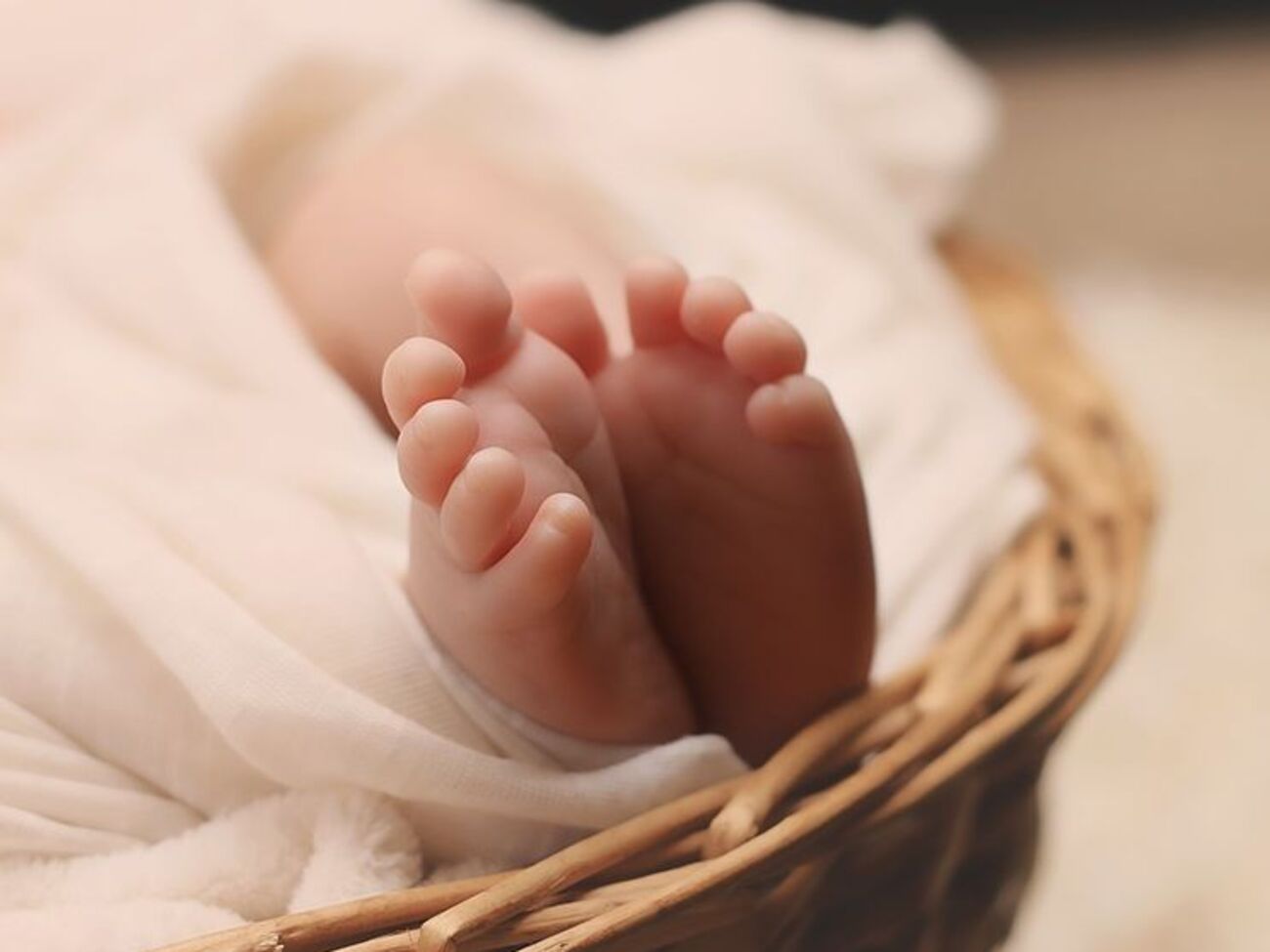 Отцом ребенка может быть мужчина, который присматривал за ней